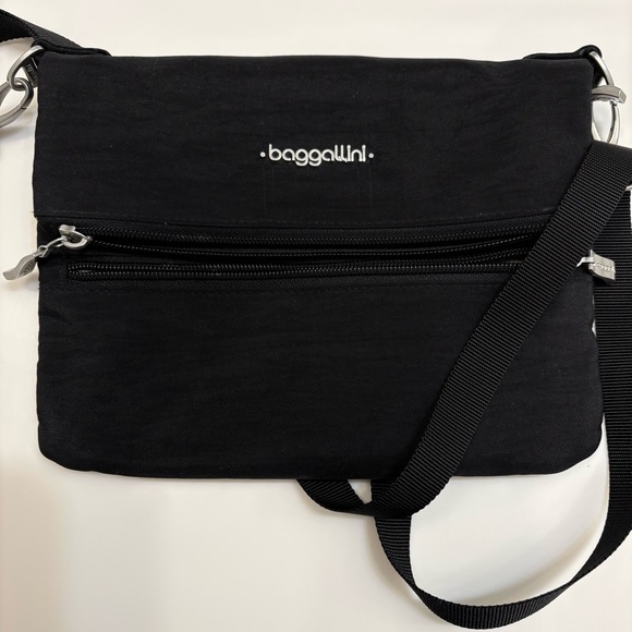Baggallini Black Flip Zip Crossbody Bag - Picture 3 of 7